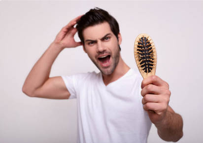导致男性脱发的主要原因是什么？